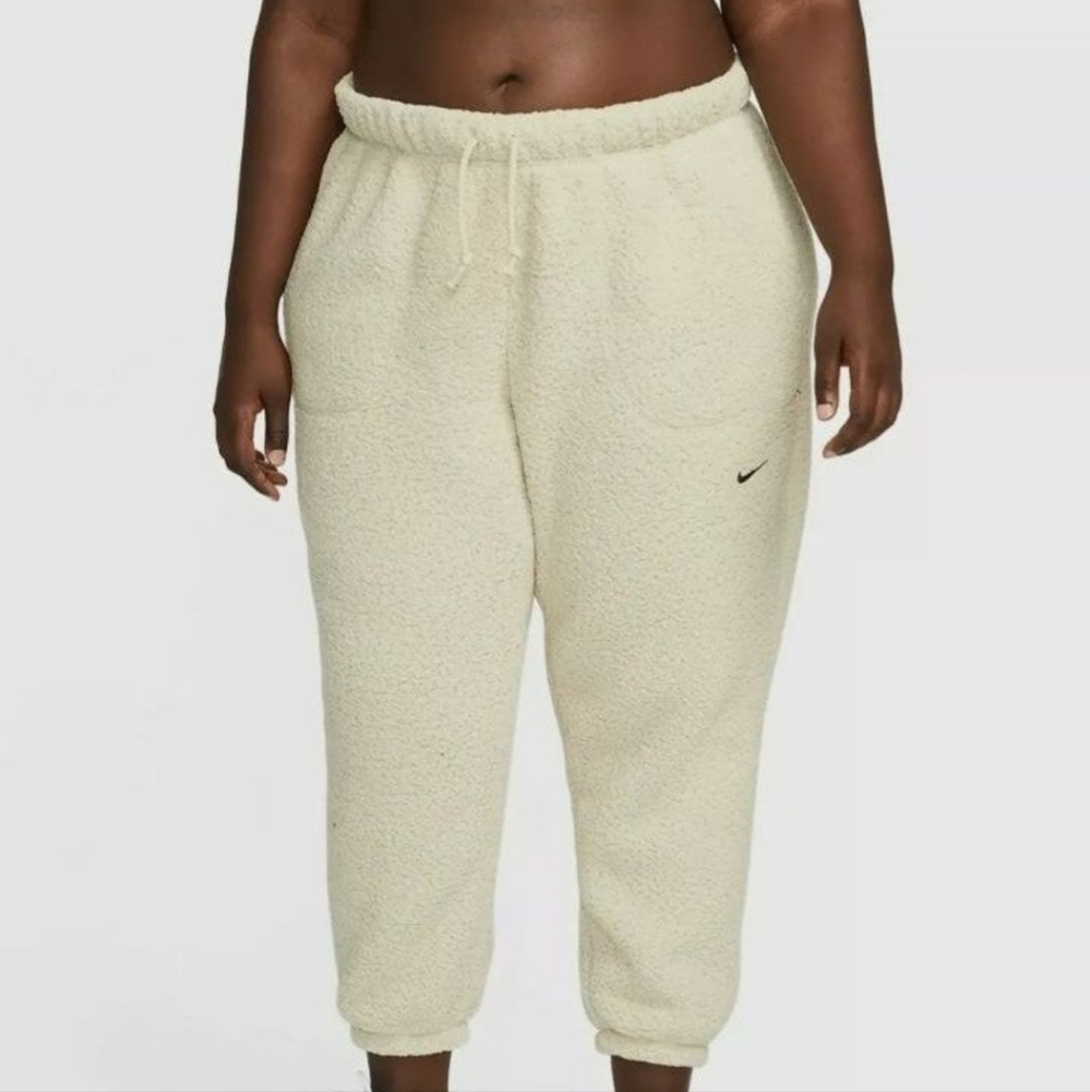 PLUS SIZE WOMEN'S NIKE PLUS SIZE PANTS SHERPA JOGGERS CREAM BEIGE DM9492-206
